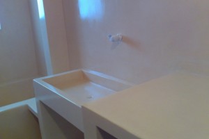 Εφαρμογή Pietra Antica  και Strizo  στο δάπεδο σε ανακαίνιση μπάνιου.