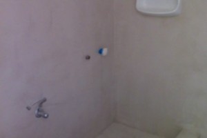 Ένα τυπικό μπάνιο από πλακάκια, πριν και μετά την εφαρμογή  Concrete Collection